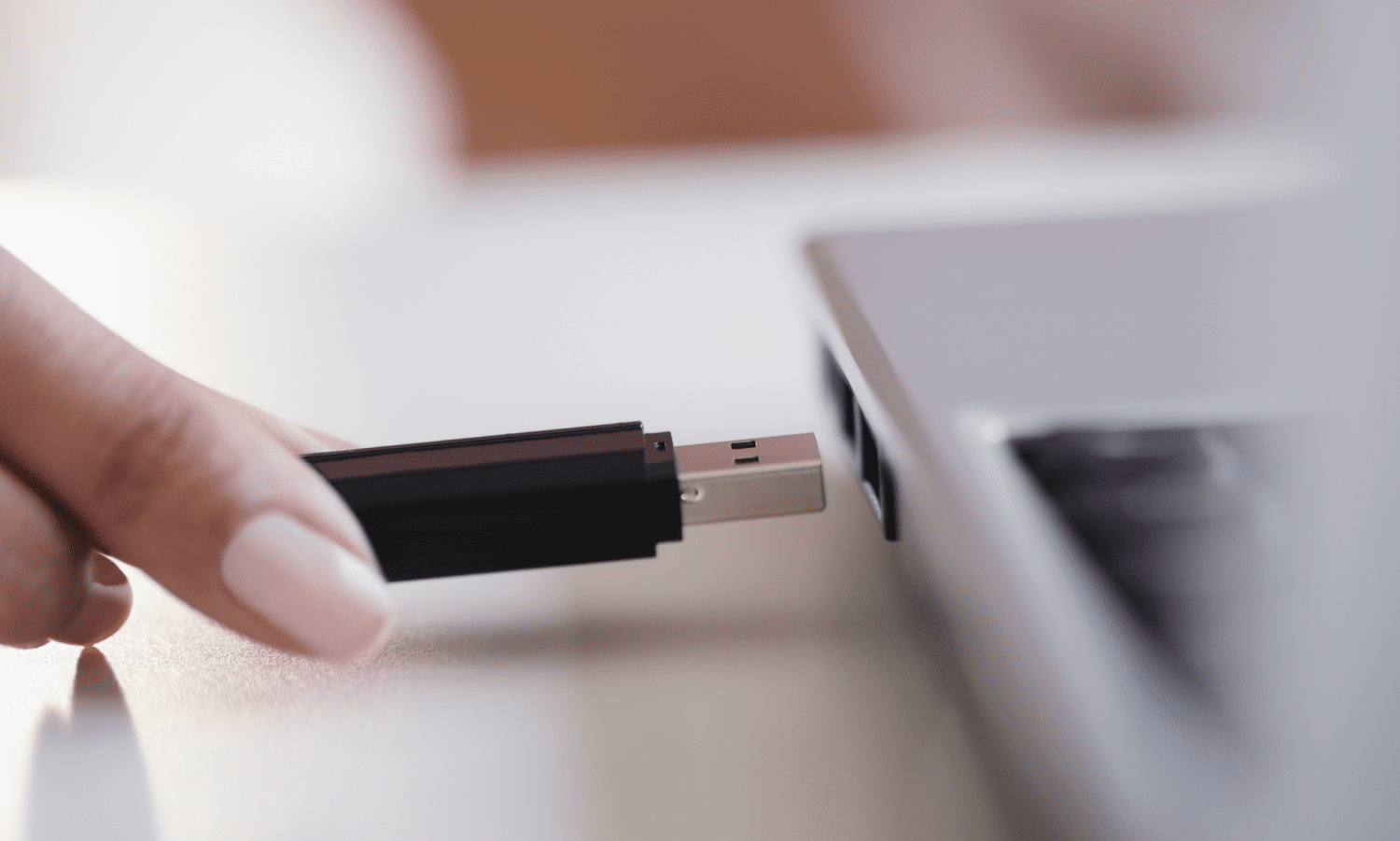 Изображение вставки USB-накопителя в USB-порт
