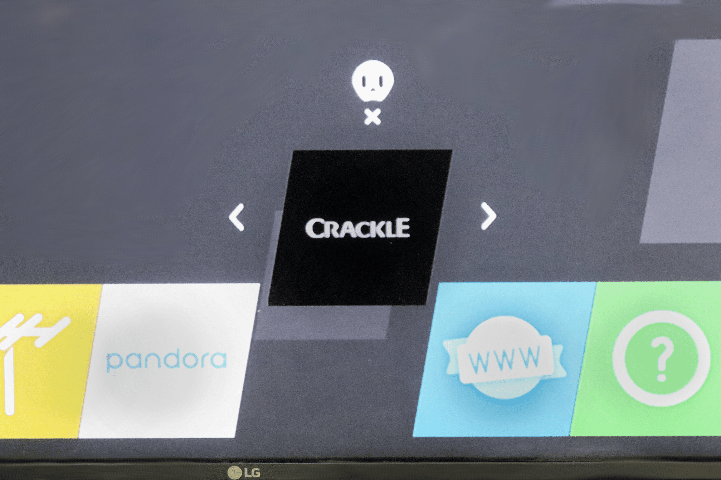 Призрачный значок над приложением Crackle на телевизоре LG.