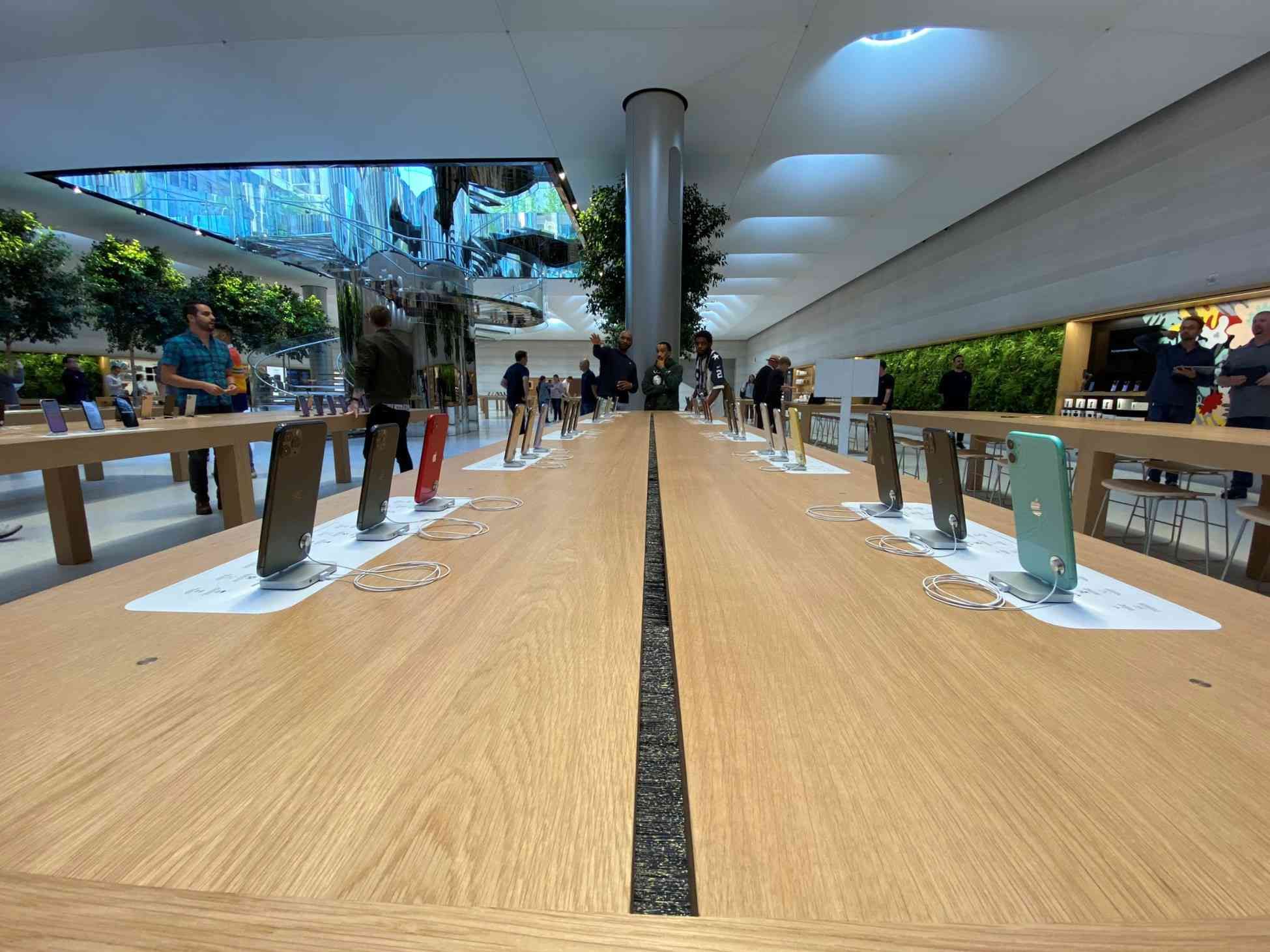 Внутри Apple Store