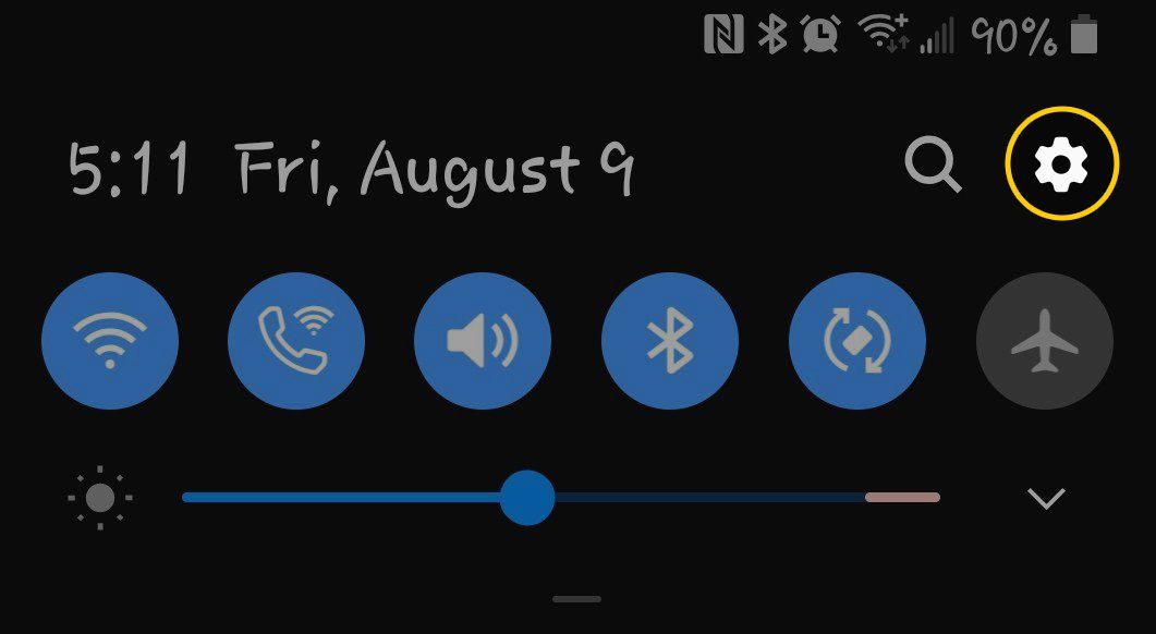 Снимок экрана, показывающий расположение значка настроек Android.
