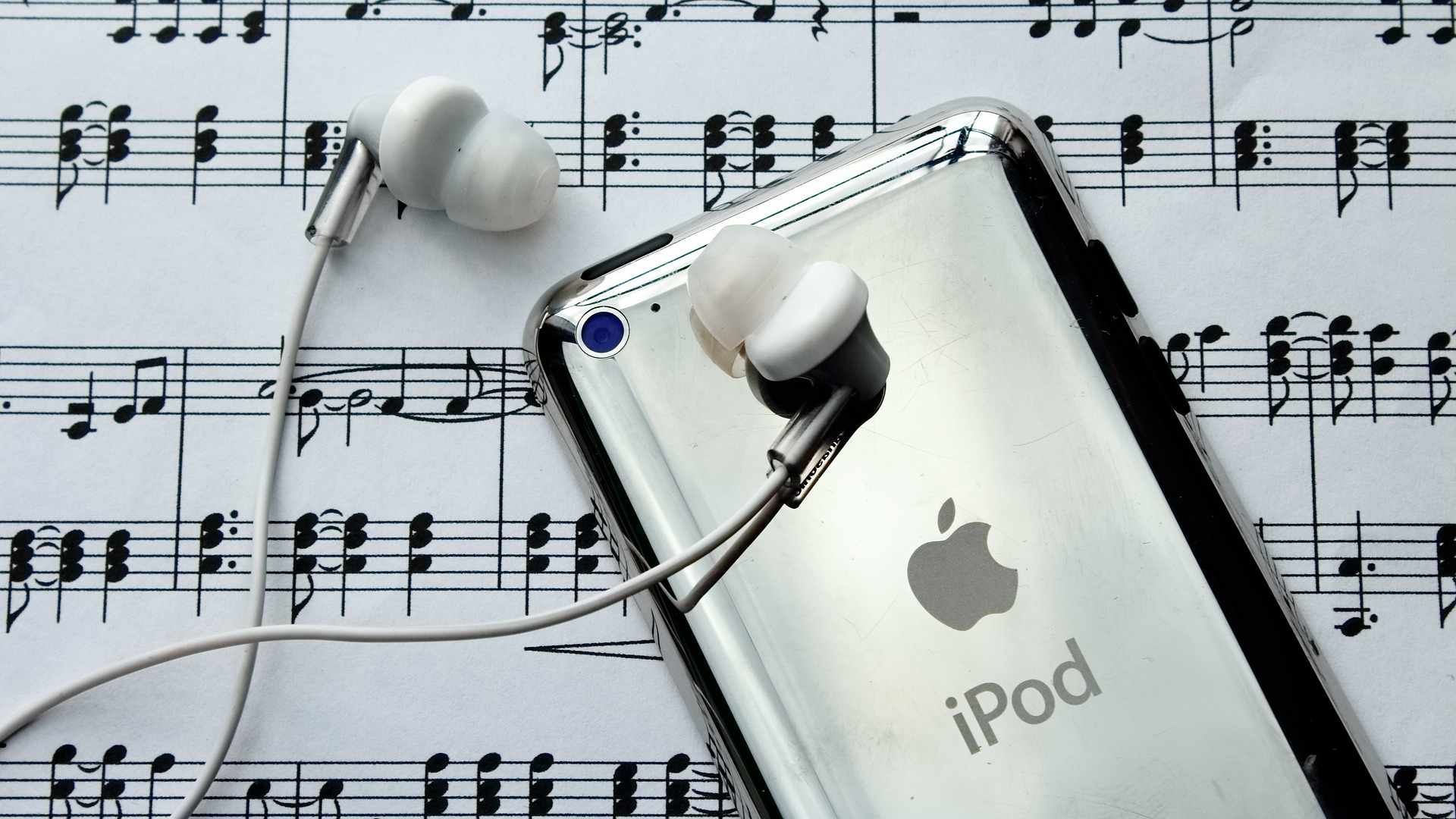 iPod с наушниками и нотами