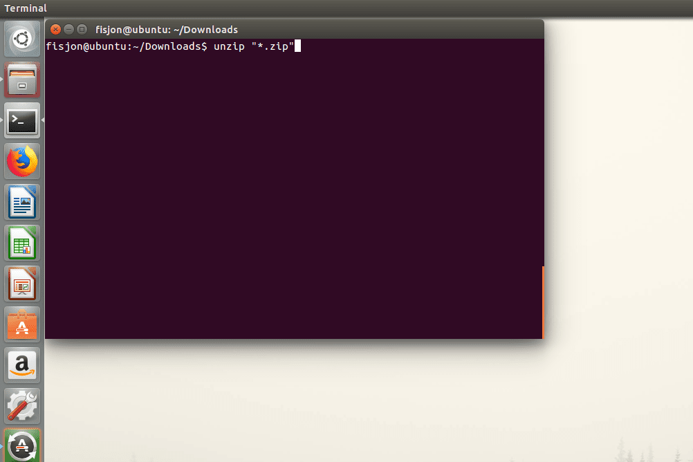 Снимок экрана: команда Ubuntu unzip, открывающая несколько файлов ZIP одновременно